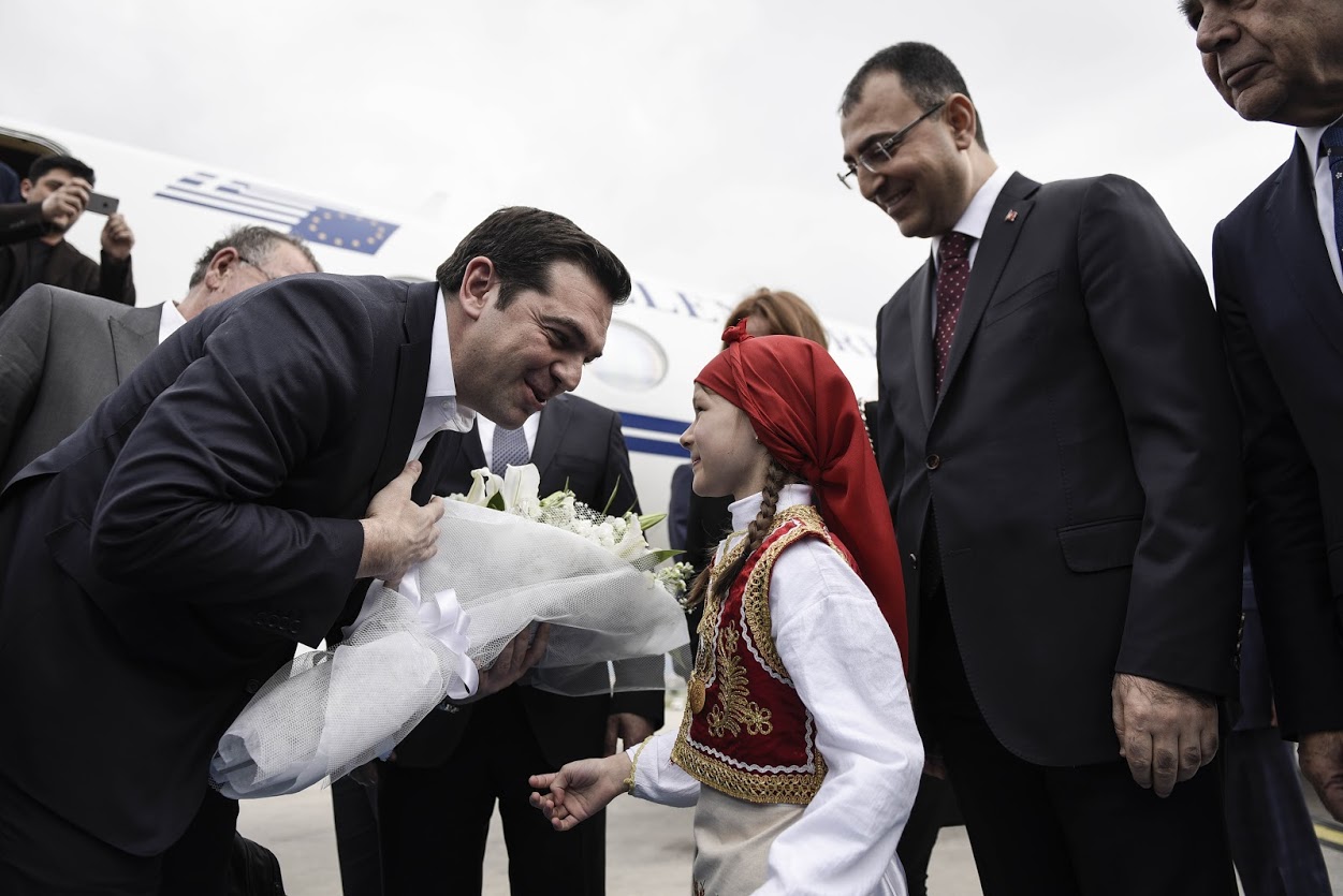 Το κοριτσάκι που υποδέχθηκε με ανθοδέσμη τον Τσίπρα στη Σμύρνη – ΦΩΤΟ