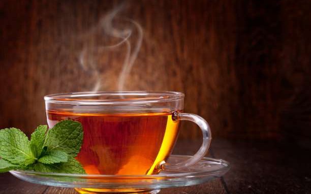 Ένα φλιτζάνι τσάι την ημέρα μπορεί τον καρδιολόγο να κάνει πιο πέρα