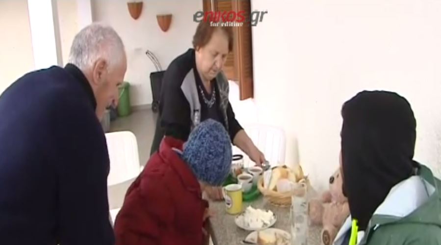 Το ηλικιωμένο ζευγάρι στην Ειδομένη που δίνει μαθήματα ανθρωπιάς – ΒΙΝΤΕΟ