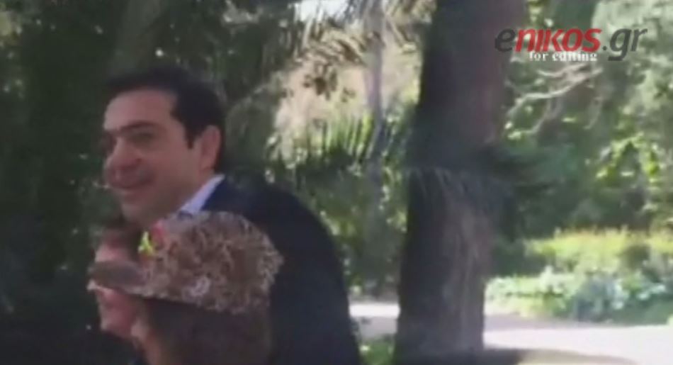 Ο χαμογελαστός Τσίπρας και οι φωτογραφίες με τους μαθητές -ΒΙΝΤΕΟ