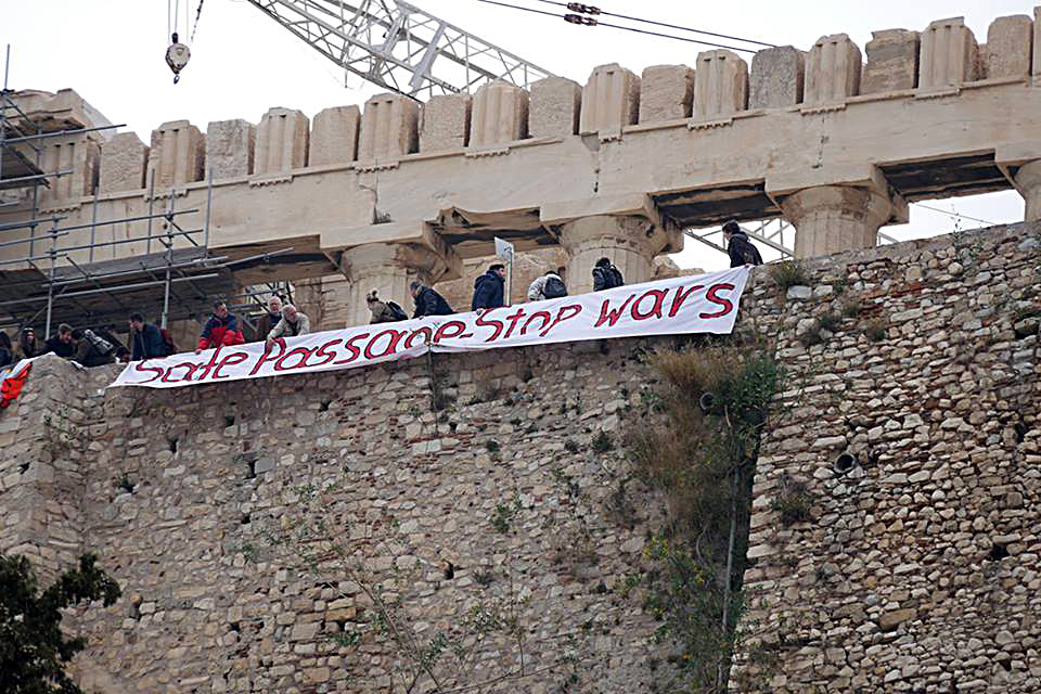 Τα πανό διαμαρτυρίας στο βράχο της Ακρόπολης – ΦΩΤΟ