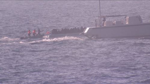 Ντοκουμέντο – Τούρκοι λιμενικοί χτυπούν με κοντάρι βάρκα με πρόσφυγες στο Αιγαίο – ΦΩΤΟ