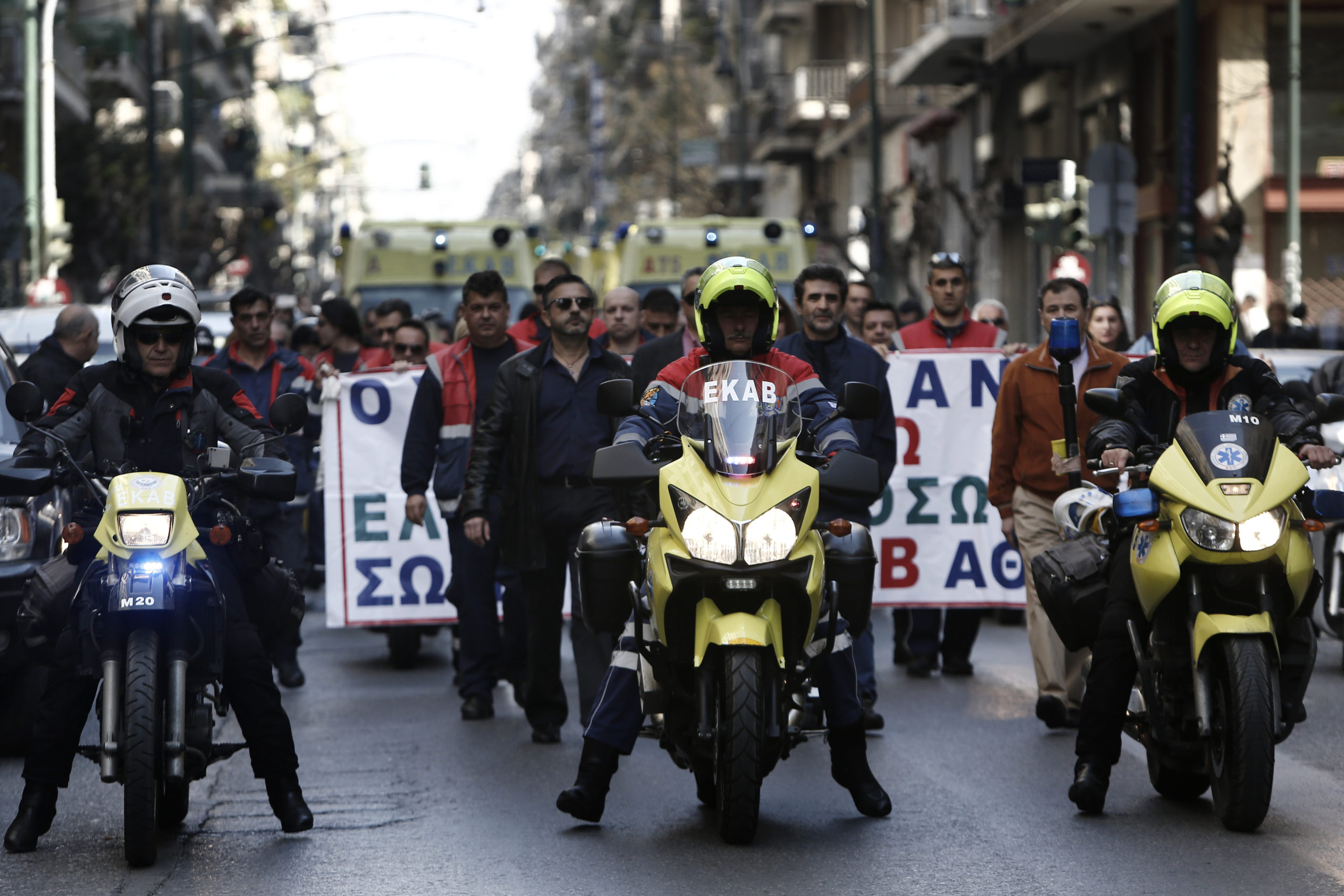 Συγκέντρωση των εργαζομένων στο ΕΚΑΒ – ΦΩΤΟ