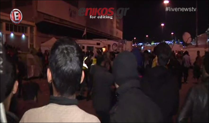 Επεισόδια μεταξύ των προσφύγων στον Πειραιά – ΤΩΡΑ – ΒΙΝΤΕΟ