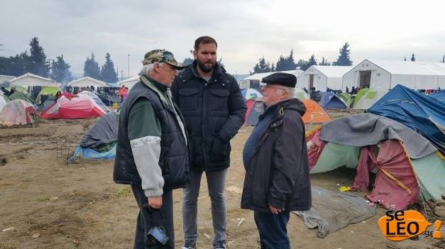 Πρώην υπουργός της Γερμανίας στήνει σκηνή στην Ειδομένη δίπλα στους πρόσφυγες – ΦΩΤΟ