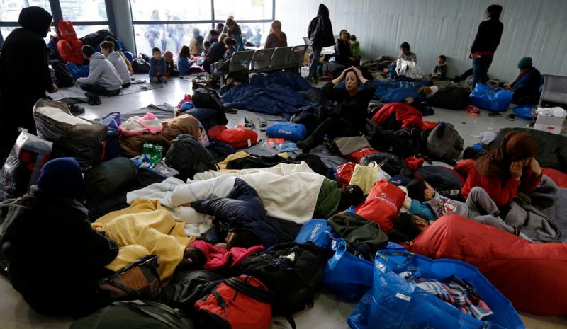 3 τραυματίες από τη συμπλοκή μεταξύ 20 προσφύγων στο λιμάνι του Πειραιά