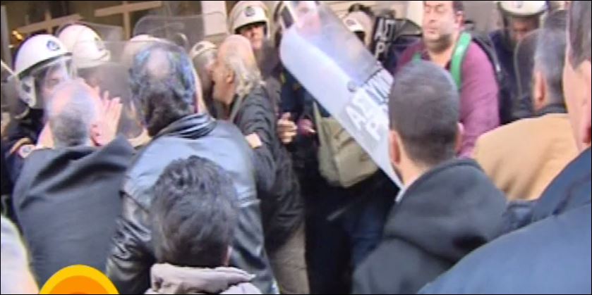 Ένταση ανάμεσα σε διαδηλωτές και ΜΑΤ έξω από το υπουργείο Οικονομικών – ΒΙΝΤΕΟ