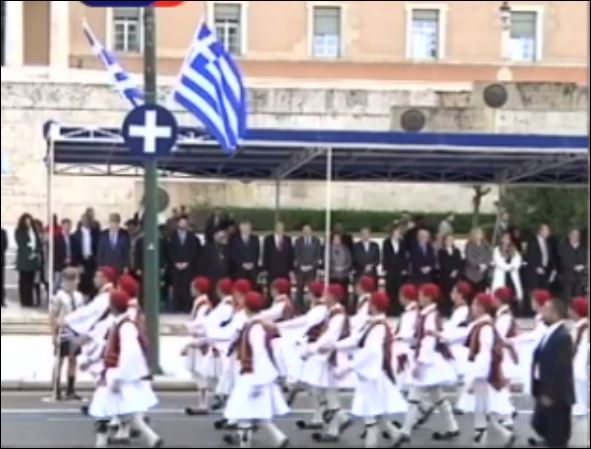 Η μαθητική παρέλαση στο κέντρο της Αθήνας – ΒΙΝΤΕΟ