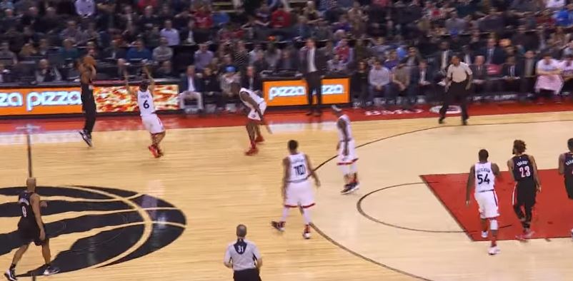 Ο Ντάμιαν Λίλαρντ σκοράρει από το κέντρο – ΒΙΝΤΕΟ