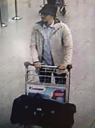 Αυτός είναι ο ύποπτος για τον οποίο αναζητά πληροφορίες η βελγική αστυνομία – ΦΩΤΟ