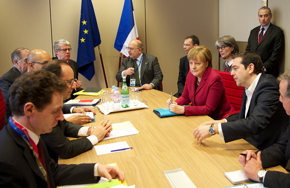 Η αγκαλιά του Τσίπρα με τον Ολάντ – ΦΩΤΟ