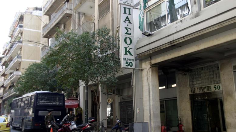 Μολότοφ σε διμοιρία των ΜΑΤ κοντά στα γραφείο του ΠΑΣΟΚ