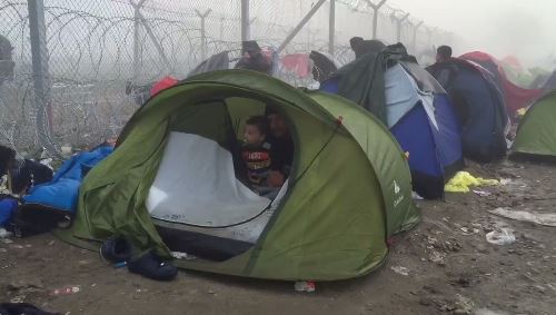 Λάσπη και βροχή στην Ειδομένη – ΒΙΝΤΕΟ