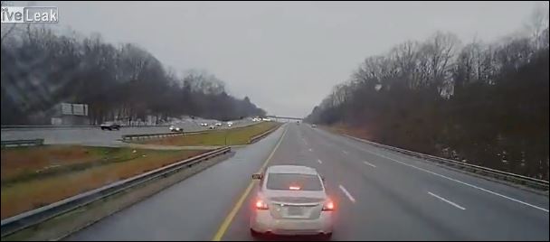 “Εγκληματίας” οδηγός προκαλεί ατύχημα σε αυτοκινητόδρομο – ΒΙΝΤΕΟ