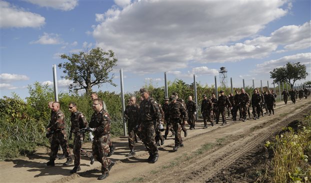 Η Ουγγαρία ενισχύει τα σύνορα της με αστυνομικούς και στρατιώτες