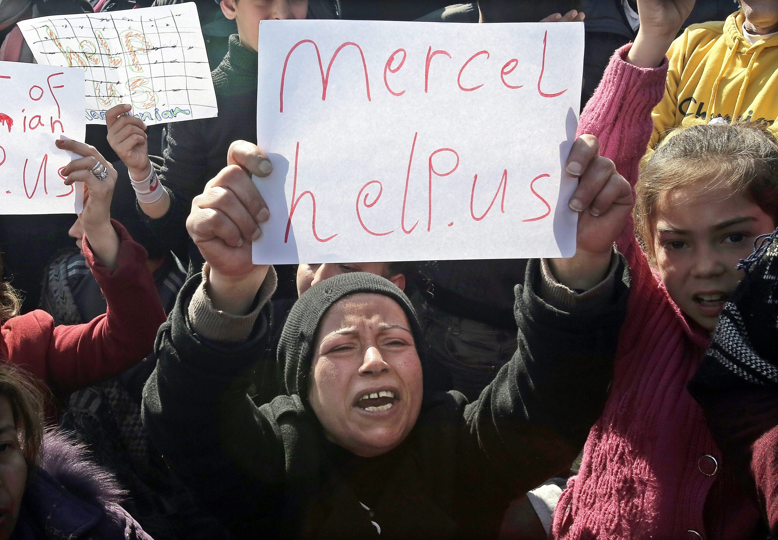 Η δραματική έκκληση των προσφύγων στην Ειδομένη – “Μέρκελ βοήθησέ μας” – ΦΩΤΟ