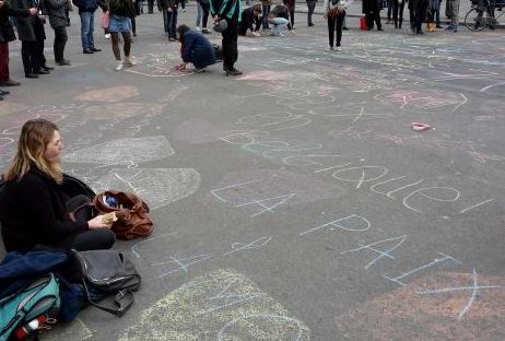 Μηνύματα κατά της τρομοκρατίας γραμμένα με κιμωλία σε πεζόδρομο των Βρυξελλών – ΦΩΤΟ