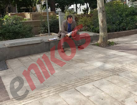 Ο Peter Spiegel διαβάζει την εφημερίδα του σε παγκάκι της Αθήνας – ΦΩΤΟ