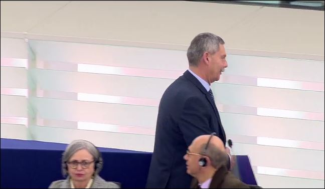 Η στιγμή της αποβολής του ευρωβουλευτή της Χρυσής Αυγής από τον Σουλτς – ΒΙΝΤΕΟ