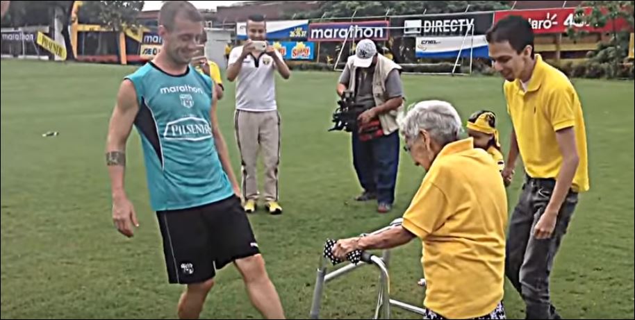 Γιαγιούλα 102 ετών…σουτάρει για την Μπαρτσελόνα – ΒΙΝΤΕΟ