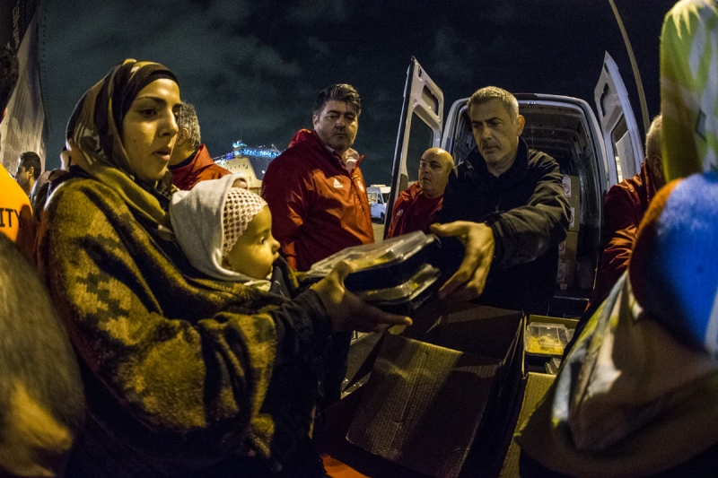 Ο Γ. Μώραλης μαζί με τον Μητροπολίτη Πειραιώς διένειμε γεύματα στους πρόσφυγες – ΦΩΤΟ