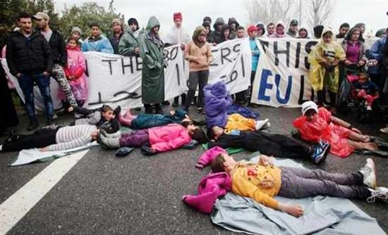 Αποχώρησαν οι πρόσφυγες που είχαν αποκλείσει την Εθνική οδό στο Πολύκαστρο
