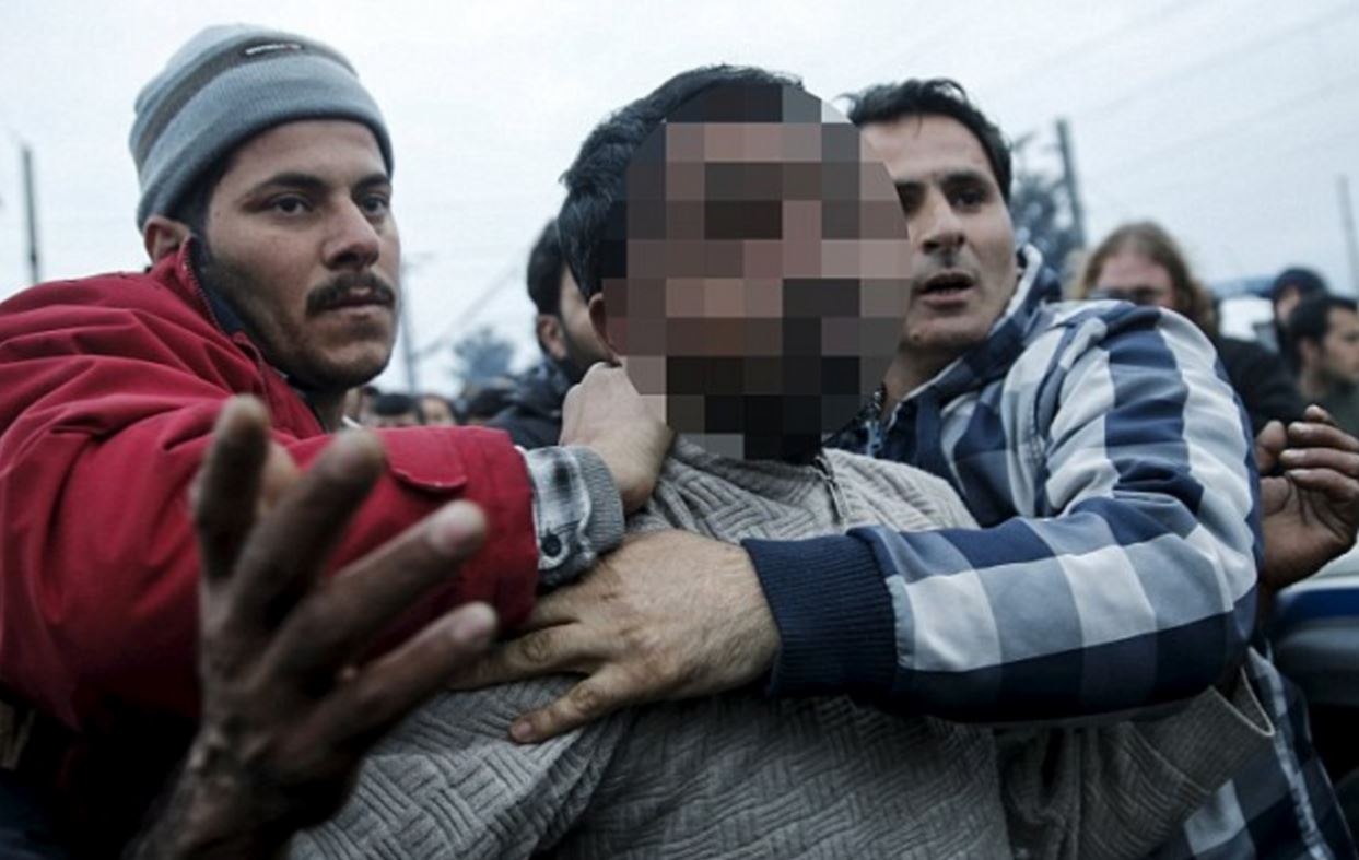 Οι πρόσφυγες συνέλαβαν τον Αφγανό στην Ειδομένη – ΒΙΝΤΕΟ