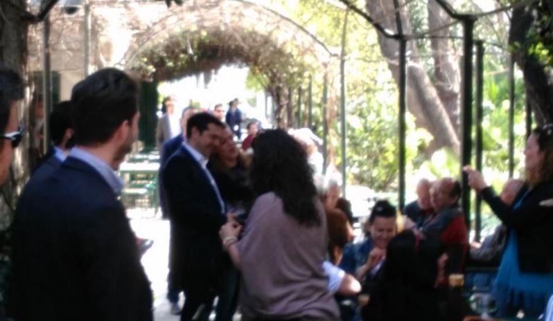 Selfie του Τσίπρα με μαθητές στον Εθνικό Κήπο – ΦΩΤΟ