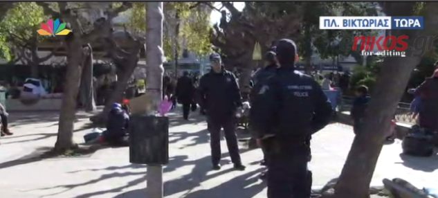 Αστυνομικοί απομακρύνουν τις σκηνές από την πλατεία Βικτωρίας – ΒΙΝΤΕΟ