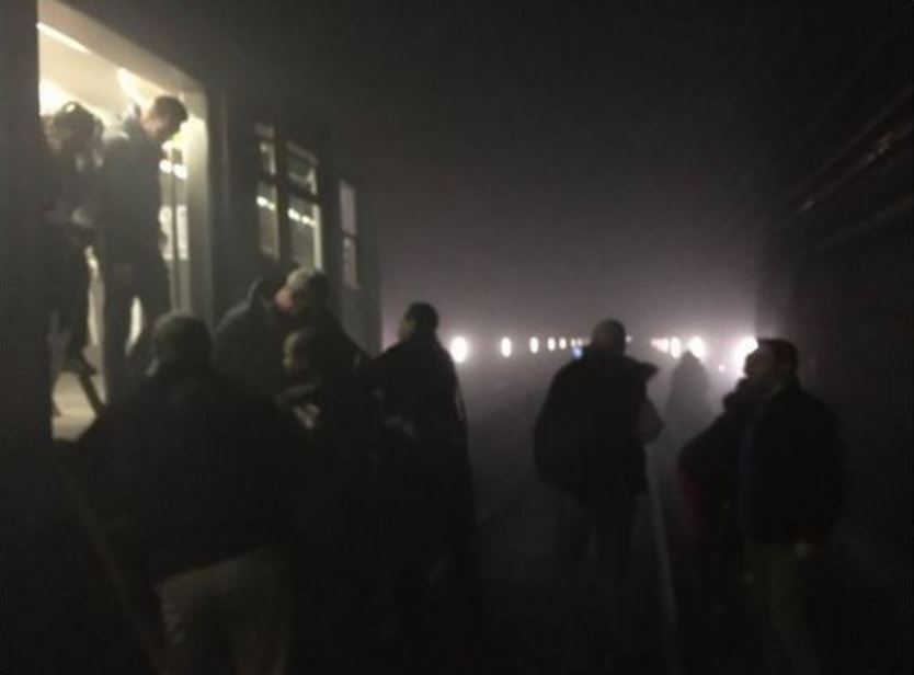 Εγκλωβισμένοι επιβάτες από τις εκρήξεις περπατούν στη σήραγγα του μετρό – ΒΙΝΤΕΟ