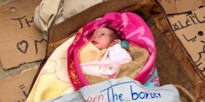 ΦΩΤΟ με βρέφος από την Ειδομένη που ραγίζει καρδιές