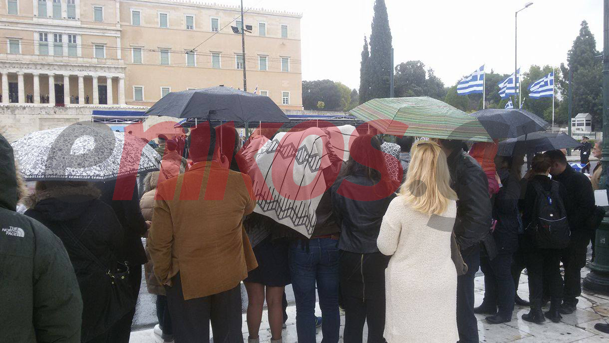 Δυνατή βροχή και αέρας στη στρατιωτική παρέλαση της Αθήνας- ΦΩΤΟ