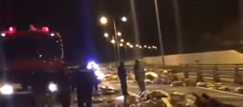 Νταλίκα “δίπλωσε” στην Εγνατία Οδό και σκόρπισαν όλα τα εμπορεύματα – ΒΙΝΤΕΟ