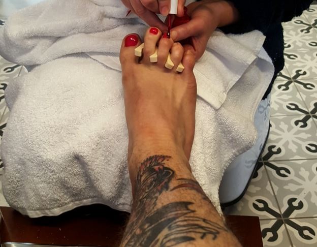 Έλληνας σεφ έβαψε τα νύχια του κόκκινα και άναψε φωτιές στα social media – ΦΩΤΟ