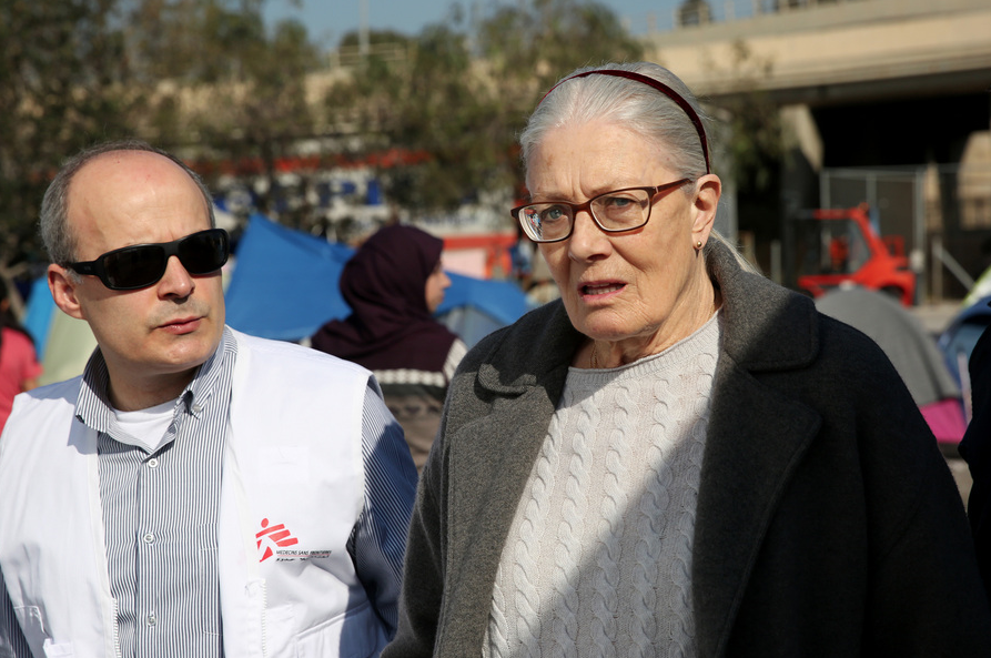 Δίπλα στους πρόσφυγες στον Πειραιά η Ρεντγκρέιβ – ΦΩΤΟ