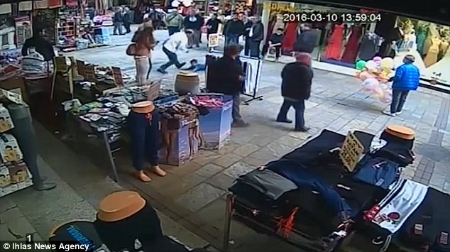 ΒΙΝΤΕΟ – σοκ: Χτύπησε ανήλικο πρόσφυγα