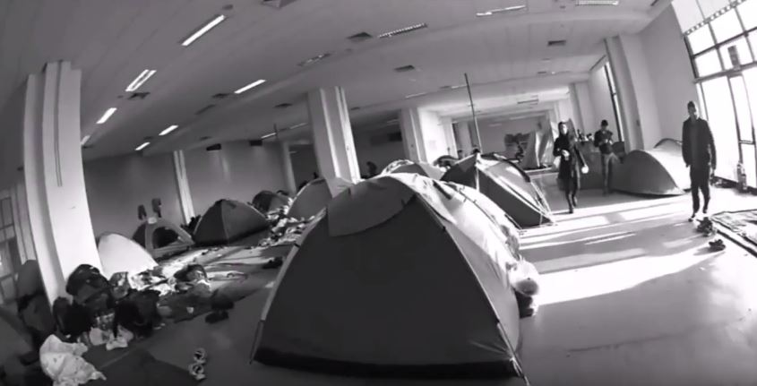 Έτσι ζουν οι μετανάστες στο παλιό αεροδρόμιο Ελληνικού – ΒΙΝΤΕΟ