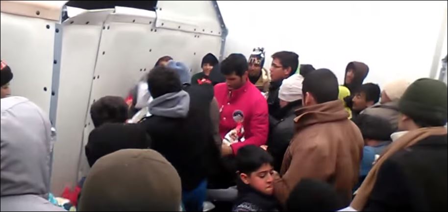 Το αδιαχώρητο στη Λάρισα στη διανομή τροφίμων σε πρόσφυγες – ΒΙΝΤΕΟ