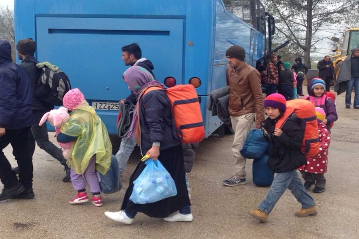 Συγκινεί το παιδί ενός πρόσφυγα που φεύγει από την Φιλιππιάδα με τις αποσκευές του – ΦΩΤΟ
