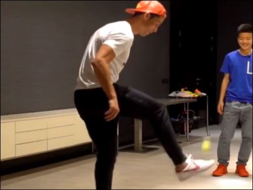 Τα μαγικά του Ρονάλντο με ένα μπαλάκι του τένις – ΒΙΝΤΕΟ