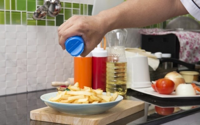 6 κανόνες για να αποφύγετε το περιττό αλάτι στα τρόφιμα