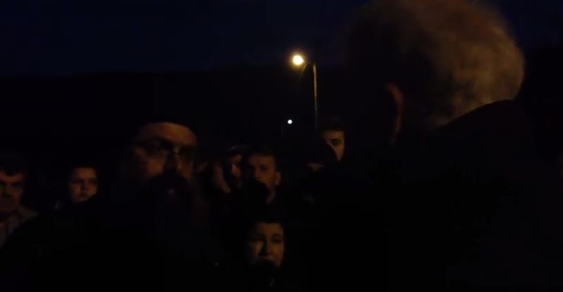 Η διαμαρτυρία του ιερέα για τους πρόσφυγες στη Βέροια – ΒΙΝΤΕΟ