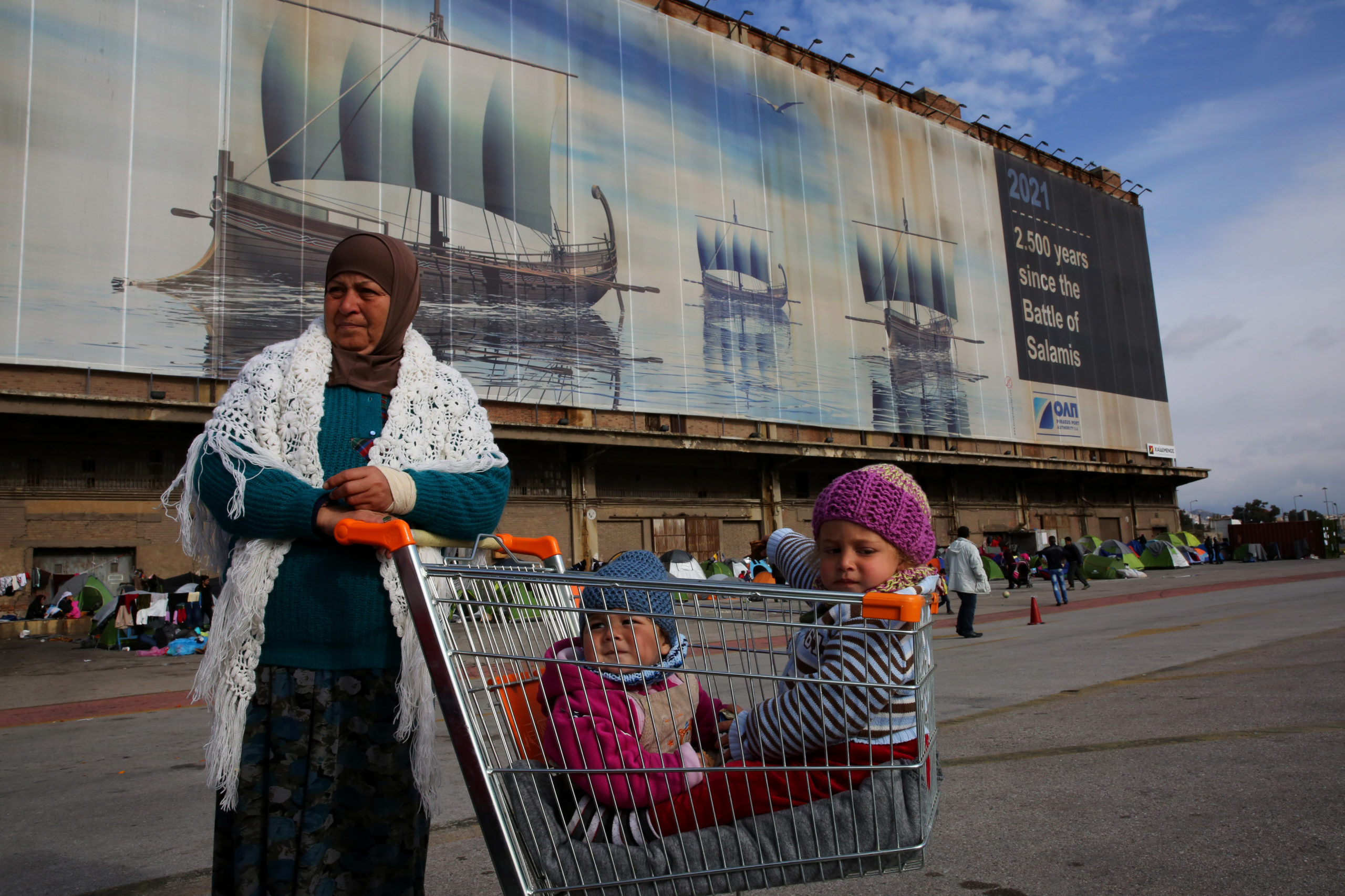Συγκλονιστικές ΦΩΤΟ – Παιδιά προσφύγων σε καρότσια από σούπερ μάρκετ