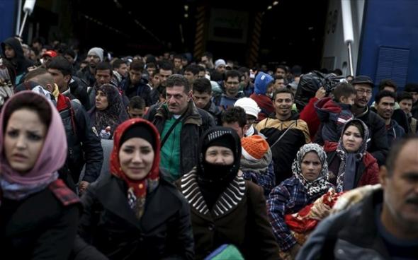 Ξεπέρασαν τους 5.000 οι πρόσφυγες στο λιμάνι του Πειραιά