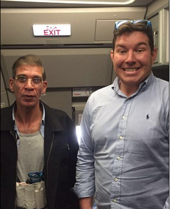 Έτσι έβγαλε ο Βρετανός selfie με τον αεροπειρατή της Λάρνακας – ΒΙΝΤΕΟ