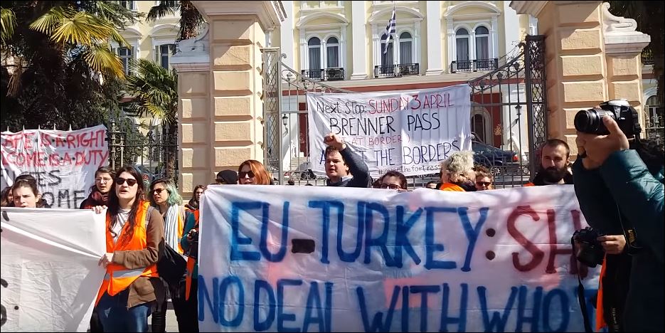 Ιταλοί ακτιβιστές έξω από το υπουργείο Μακεδονίας – Θράκης – ΒΙΝΤΕΟ