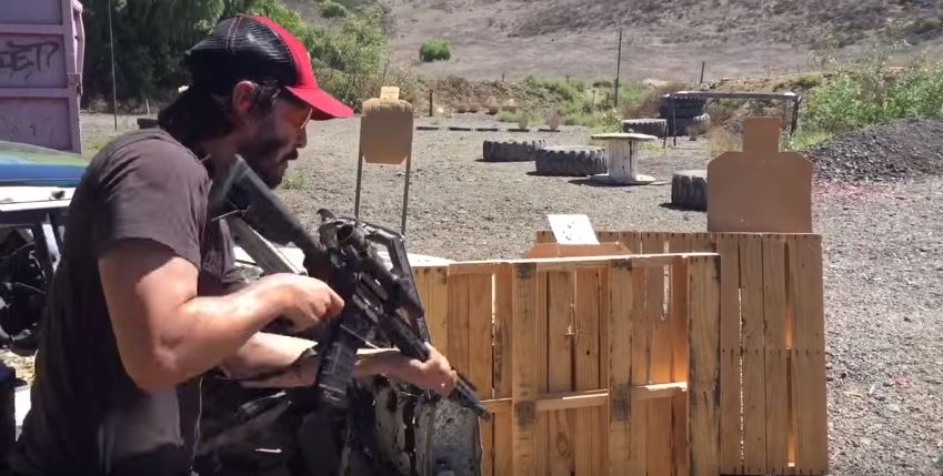 Ο Κιάνου Ρίβς “διαλύει” ένα πεδίο βολής – ΒΙΝΤΕΟ