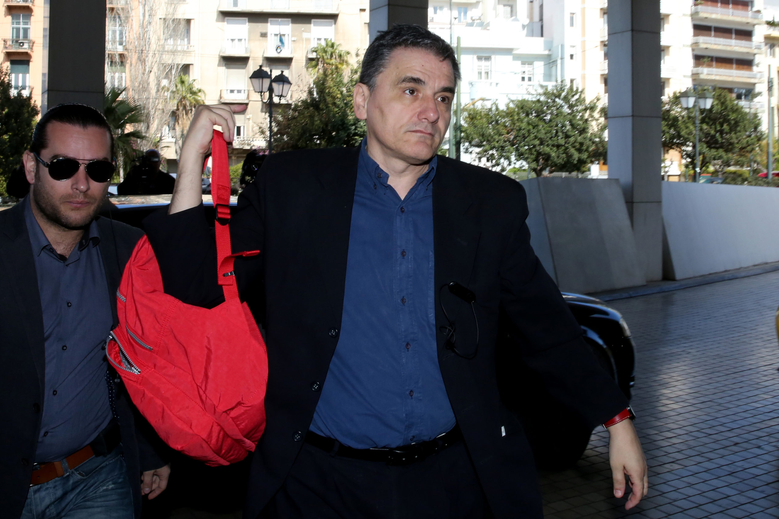 Σε εξέλιξη η συνάντηση Τσακαλώτου – Σταθάκη με την τρόικα για τα κόκκινα δάνεια