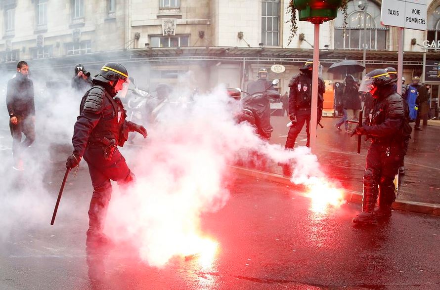 Διαδηλώσεις με συγκρούσεις και συλλήψεις στη Γαλλία