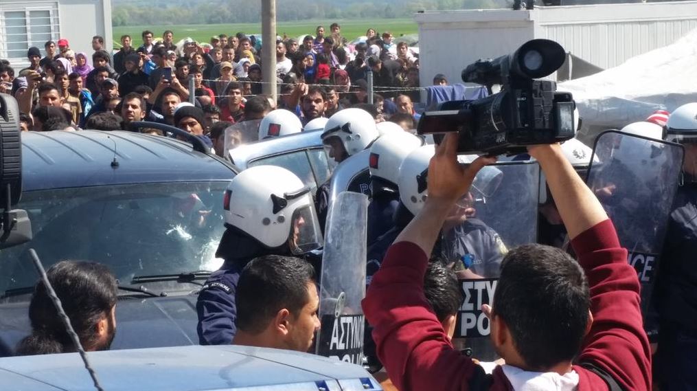 Πετροπόλεμος στη σιδηροδρομική γραμμή στην Ειδομένη